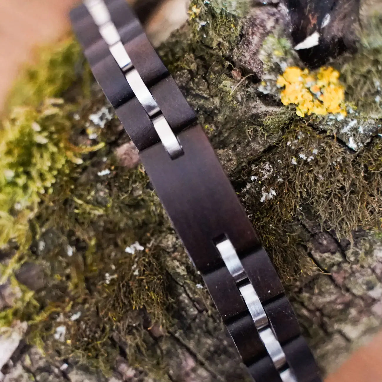 Holzarmband mit Metalleinsatz
