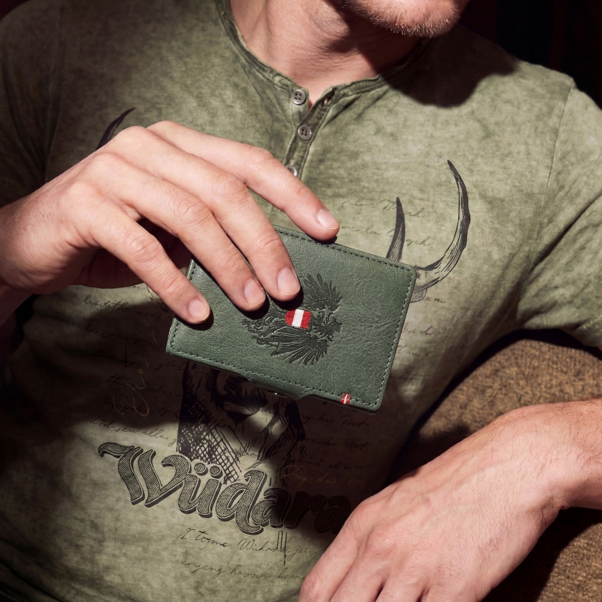 Adler Smart Wallet Trifold mit Karten-Pop-Up Funktion aus Echtleder