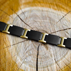 Goldenes Holzarmband mit Monogramm